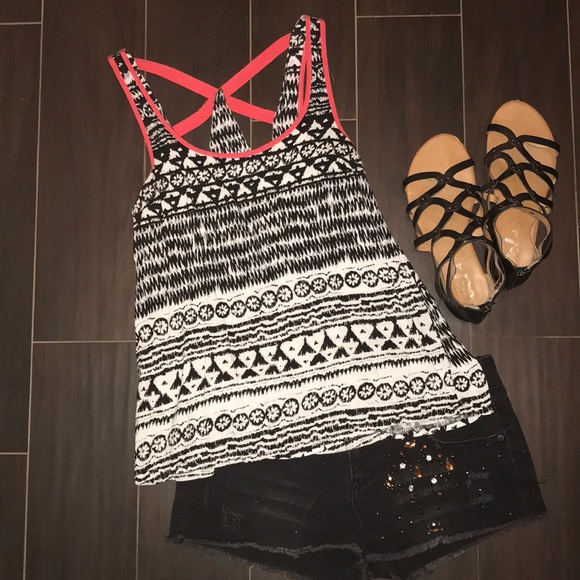 Charlotte Russe Tops - Printed tank top with coral trim